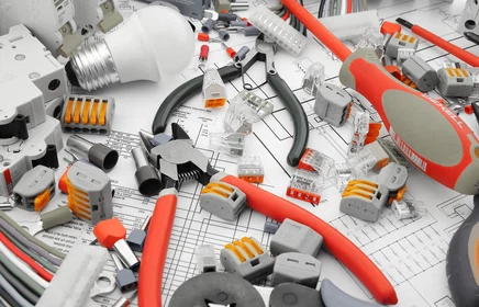 Wpis na blogu: Różnica między narzędziami a narzędziami do pracy pod napięciem (VDE)